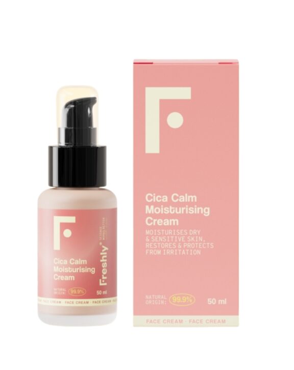 La crema hidratante de día definitiva de Freshly si tienes rojeces y piel sensible o seca, elaborada con centella asiática y ácido hialurónico vegano