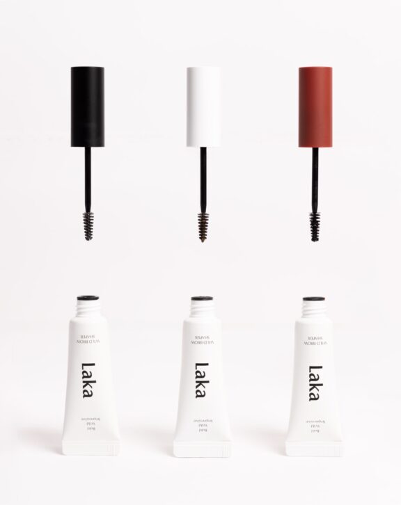 Fijador de cejas con pantenol que rellena y da forma, nutriendo el vello. Secado rápido, fijación modulable y aplicador pequeño ideal para trabajar con detalle.