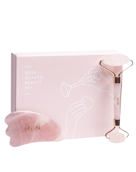 Set de belleza facial compuesto por un rodillo y una piedra Gua Sha de cuarzo rosa, diseñados para complementar la rutina de cuidado facial mediante un masaje relajante que ayuda a revitalizar la piel y mejorar su aspecto.